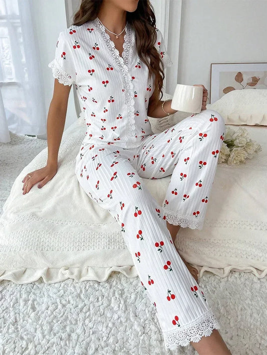 Kersen Pyjama Set | Dames 2-delige Kanten Pyjama met Kersenprint